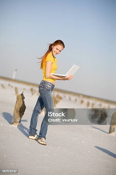 Foto de Garota Feliz Com Notebook e mais fotos de stock de Adulto - Adulto, Alegria, Amizade