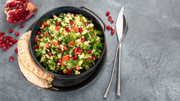 salada tabbouleh fresca em fundo escuro. - halal beef - fotografias e filmes do acervo