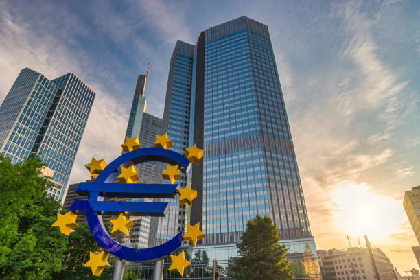 frankfurt, deutschland - 9. juli 2017: sonnenaufgang saminatiert die skyline der europäischen zentralbank (ezb) und des euro-zeichens - ecb stock-fotos und bilder