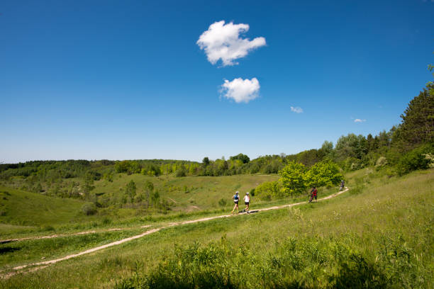 la gente disfruta trotando y andando en bicicleta por los senderos en oak ridges moraine en ontario, canadá - moraine fotografías e imágenes de stock