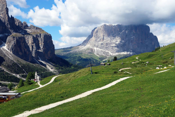 sopra il passo gardena: sulla destra il monte sassolungo; sulla sinistra, parte del gruppo del sella. - sella pass foto e immagini stock