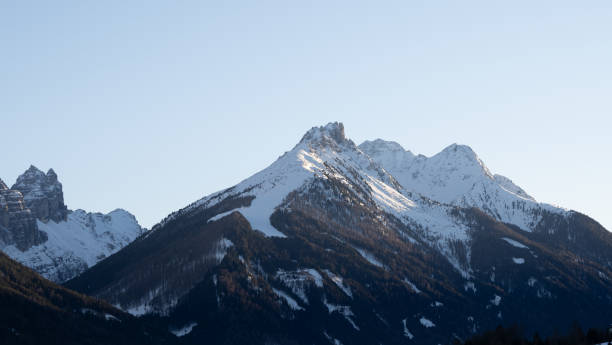 pasmo górskie zimą w słoneczny dzień - sunny day mountain mountain range winter zdjęcia i obrazy z banku zdjęć
