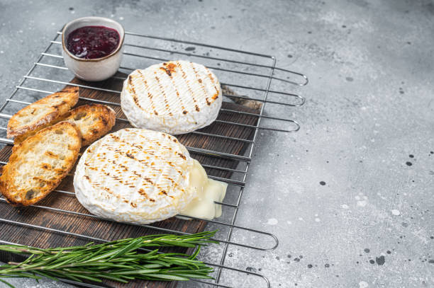 grillowany ser camembert na grillu z sosem żurawinowym i tostami. szare tło. widok z góry. miejsce kopiowania - camembert zdjęcia i obrazy z banku zdjęć