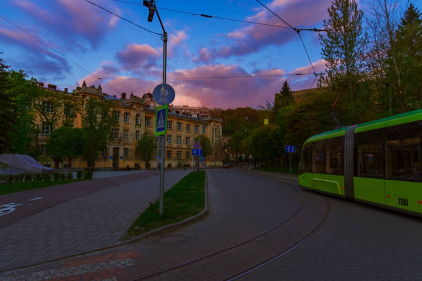 urban landmark infrastructure scene of old European Union country city with paved road and walking side, tramp vehicle way, sunset evening beautiful lighting with blue sky and purple cloud escena de infraestructura de hito urbano de la antigua ciudad rural de la unión europea con carretera pavimentada y lado para caminar, camino de vehículos vagabundo, hermosa iluminación nocturna al atardecer con cielo azul y nubes púrpura