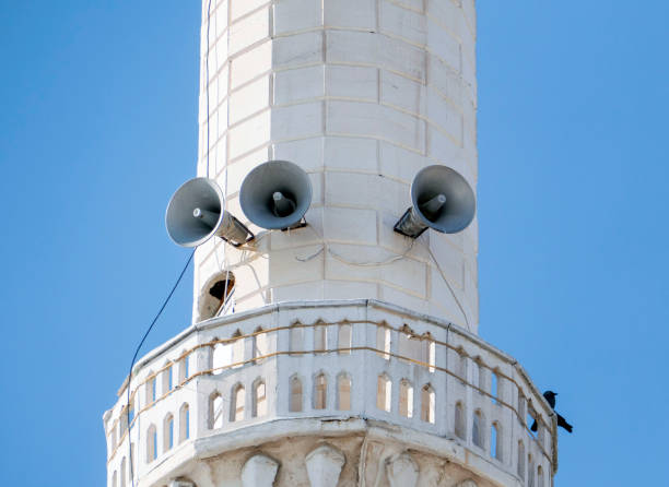 zbliżenie minaretu meczetu - głośniki na minarecie - drzwi minaretu, - minaret zdjęcia i obrazy z banku zdjęć