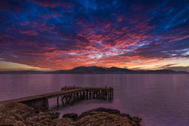 alter bootsanleger in portencross bei sonnenuntergang schottland - ayrshire stock-fotos und bilder