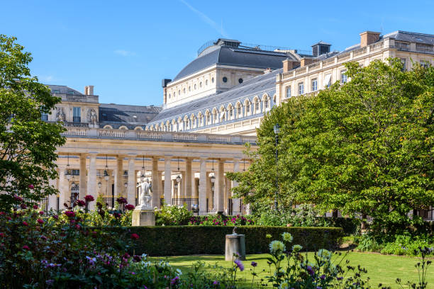 palais-royal garten in paris, frankreich. - palais royal stock-fotos und bilder