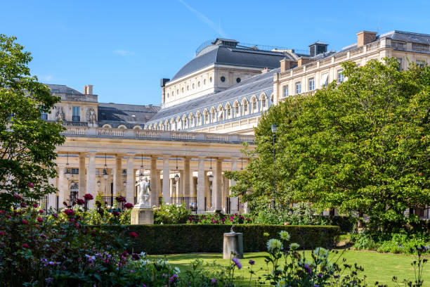 пале-рояль сад в париже, франция. - palais royal стоковые фото и изображения