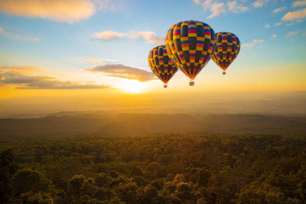 ballon und berg, heißluftballons mit landschaftsberg, bunter heißluftballon, heißluftballons fliegen bei sonnenuntergang, kappadokien, türkei. - hill dusk sunset heat haze stock-fotos und bilder