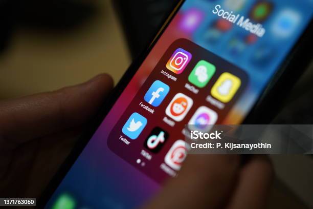 Socialmediaapps Stockfoto und mehr Bilder von Soziales Netzwerk - Soziales Netzwerk, Image-based Social Media, Mobile Anwendung