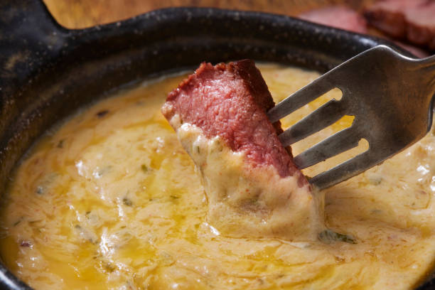 salsa da immersione al burro di cowboy con bistecca di controfiletto media rara - mustard sauce foto e immagini stock