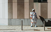 raumfahrer-in-einer-futuristischen-station.jpg?b=1&s=170x170&k=20&c=0hwoAFos4m9naUnvZndhrcup_wZ-UL_iLinT4gQYQj8=