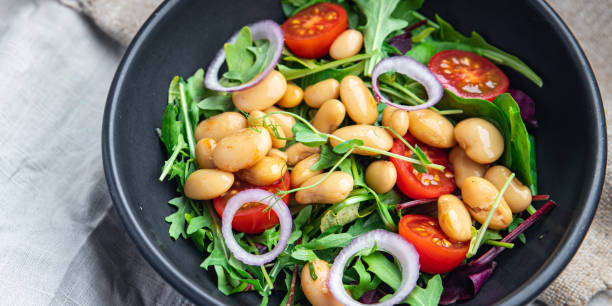 salade haricots blancs, tomate, feuilles laitue mélange pétales portion fraîche repas sain alimentation diététique snack sur la table copier espace nourriture fond céto ou paléo régime végétarien végétalien ou végétarien nourriture sans viand - white bean salad photos et images de collection