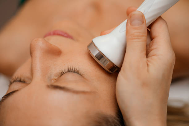 la mujer recibe terapia de tratamiento de peeling de abrasión hidromicrodermo facial. salón de spa de belleza cosmética. aspiradora hydra - massage therapist massaging sport spa treatment fotografías e imágenes de stock