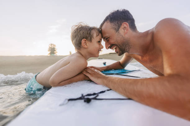 momenti preziosi con mio padre durante la nostra avventura estiva - surfing beach family father foto e immagini stock