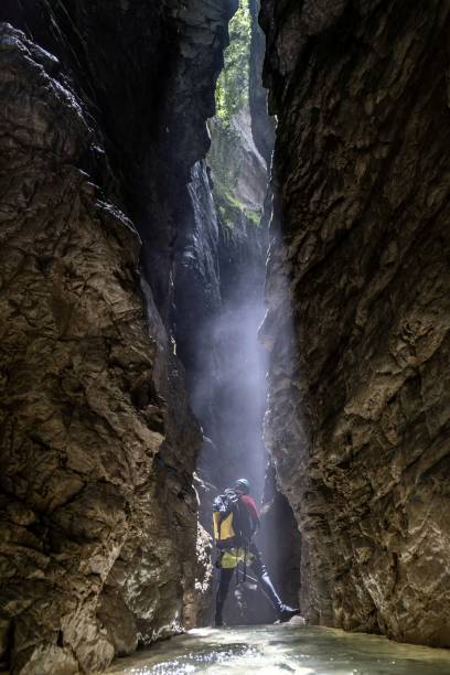 atleta sotto la luce in un bellissimo canyon - zugspitze mountain mountain summer european alps foto e immagini stock