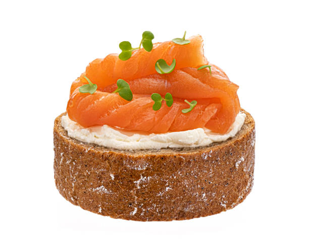 tostadas con salmón y queso crema aislados sobre fondo blanco - appetizer salmon smoked salmon cracker fotografías e imágenes de stock