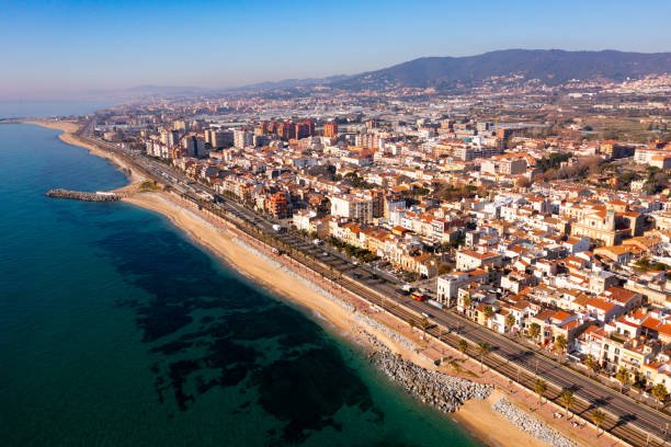vista aérea de la ciudad costera española de vilassar de mar - maresme fotografías e imágenes de stock