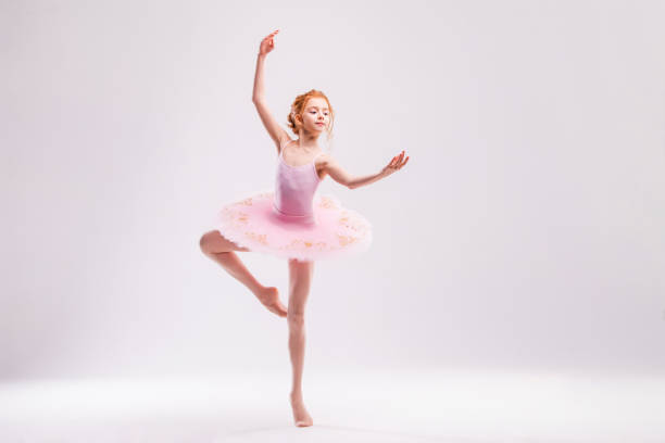 흰색 배경에 발레리나가 되는 꿈을 꾸는 분홍색 투투 드레스를 입은 어�린 학생 발레리나 댄서 - 여성댄서 뉴스 사진 이미지