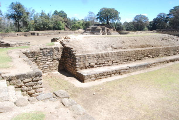 iximche tecpan juego de pelota de la ruina maya - iximche fotografías e imágenes de stock