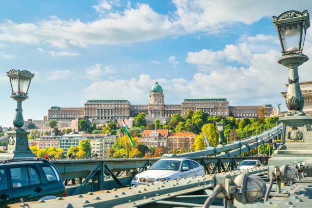 der königspalast der budaer burg von der kettenbrücke in budapest, ungarn, aus gesehen. - nobility royal palace of buda budapest palace stock-fotos und bilder