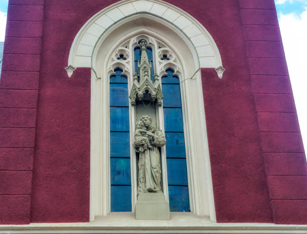 sculpture décorative de saint avec petit enfant incorporée dans la façade de l’église franciscaine de sarajevo, bosnie-herzégovine. - cargill, incorporated photos et images de collection