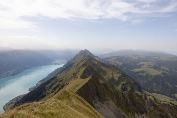 スイスのアルプスで素晴らしいハイキングの日。ブリエンツェル湖と呼ばれる美しい湖の素晴らしい景色。なんて素晴らしい景色でしょう。 - switzerland lake brienz european alps ストックフォトと画像