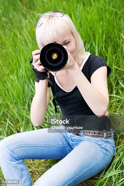 Spójrz Na Mnie Proszę - zdjęcia stockowe i więcej obrazów Aparat fotograficzny - Aparat fotograficzny, Biały, Blond włosy