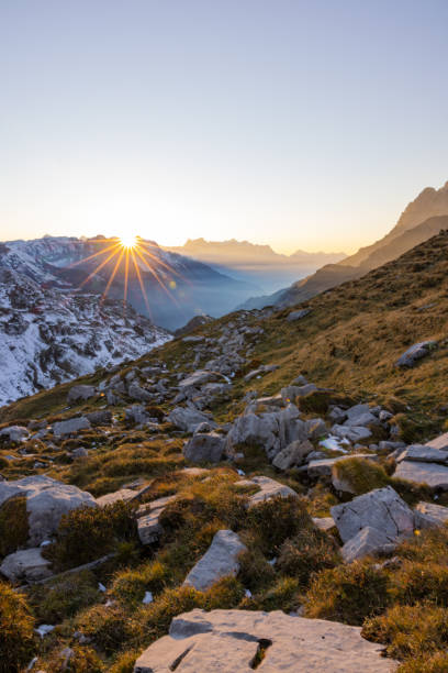 paesaggio incredibile nel cuore della svizzera. scenario epico con le nuvole e la nebbia. meravigliosi raggi di sole attraverso le nuvole e più tardi un tramonto e un'alba incredibili. viaggio perfetto attraverso la svizzera. - switzerland european alps mountain alpenglow foto e immagini stock