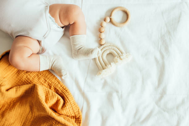 bebê brinquedo de madeira jogando - bedroom accessories - fotografias e filmes do acervo