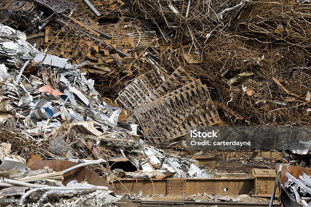 Pilhas de restos de metal para reciclagem e conservação ambiental - Foto de stock de Alumínio royalty-free