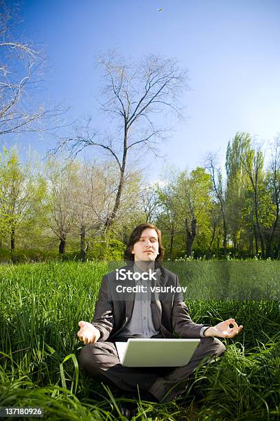 Hombre De Negocios Descanse En The Grass Field Foto de stock y más banco de imágenes de Adulto - Adulto, Adulto joven, Aire libre