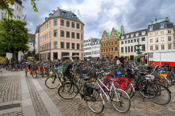 um grande grupo de bicicletas estacionou perto da stroget street, a longa passarela de pedestres de lojas e cafés em copenhague dinamarca. - amager - fotografias e filmes do acervo