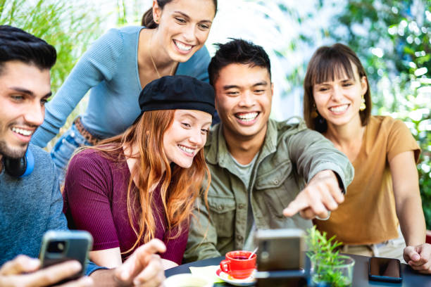 Young happy people sharing content on streaming platform at sidewalk cafeteria - Youth life style tech concept with milenial influencers having fun vlogging live feeds at coffee bar - Bright filter jóvenes felices compartiendo contenido en la plataforma de transmisión en la cafetería de la acera - concepto de tecnología de estilo de vida juvenil con influencers mileniales divirtiéndose vlogging en vivo en el bar de café - filtro brillante