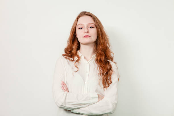 studioporträt einer attraktiven 20-jährigen rothaarigen frau - shirt white women blouse stock-fotos und bilder