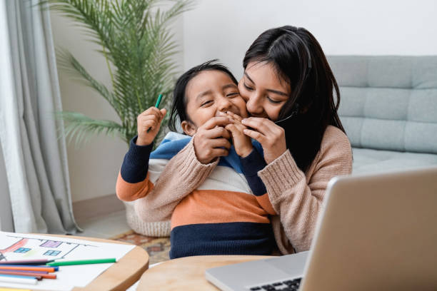 asiatische mutter und kind haben spaß zusammen bei der arbeit zu hause - familienliebe konzept - fokus auf mama gesicht - baby toddler child flower stock-fotos und bilder