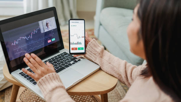 trader mulher asiática estudando tecnologia de mercado de blockchain cripto em aula de webinar - foco no teclado - senior adult technology child internet - fotografias e filmes do acervo