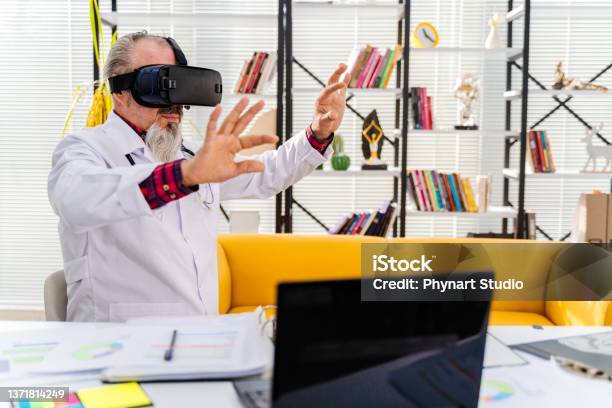 Doctor Using Google Doctor Using Vr Google Stock Photo - Download Image Now - Artificial ...