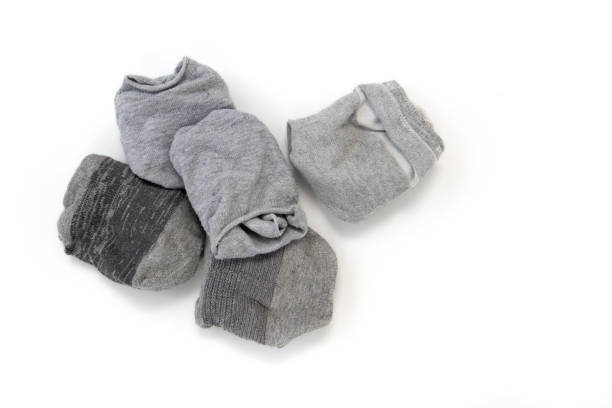 calcetines grises cortos aislados sobre fondo blanco - sock wool multi colored isolated fotografías e imágenes de stock