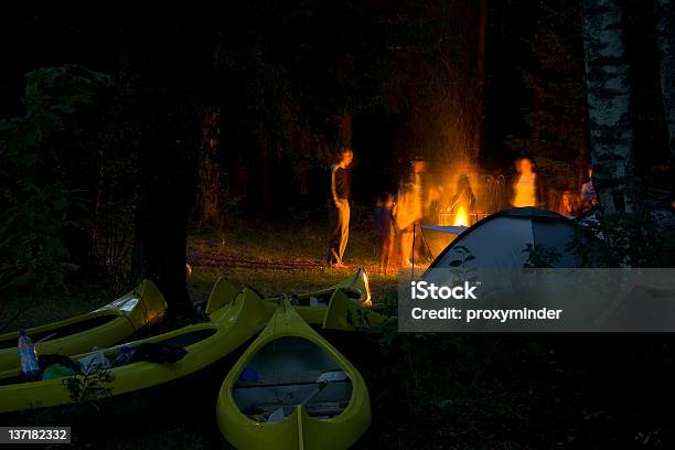 Photo libre de droit de Vespertine Feu De Camp banque d'images et plus d'images libres de droit de Canoë - Canoë, Fête, Prise de vue en extérieur