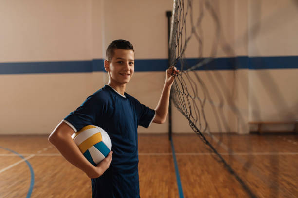 junge in ausbildung - volleyball sport floor ball stock-fotos und bilder