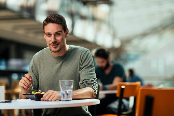 es un gran fanático de comer fuera - restaurant sitting adult beauty fotografías e imágenes de stock