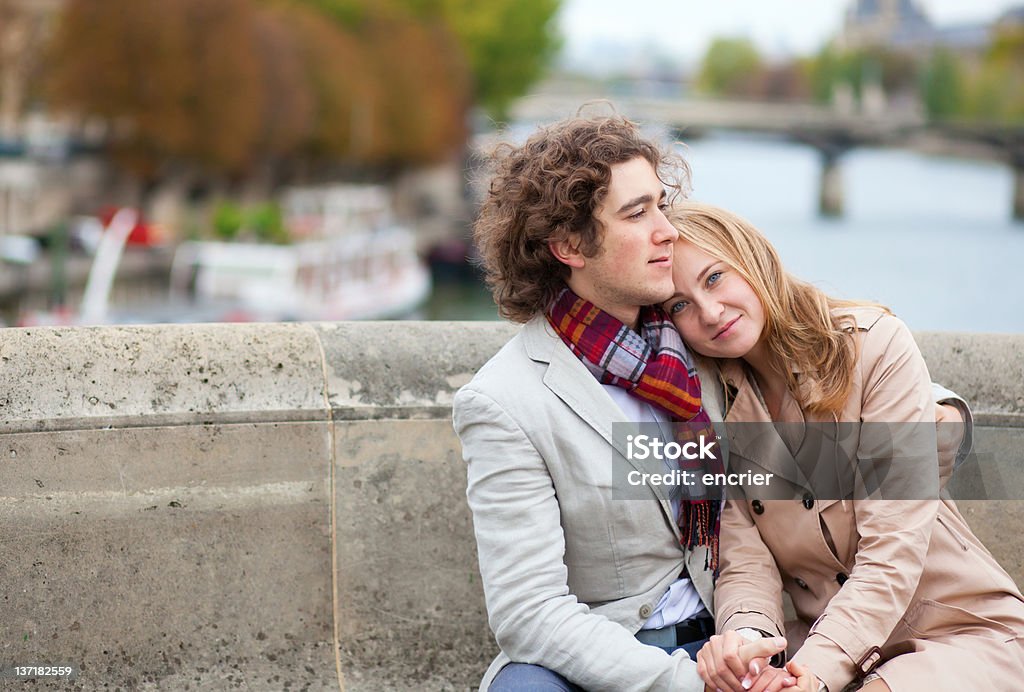 Pareja romántica en París, con una fecha - Foto de stock de Abrazar libre de derechos