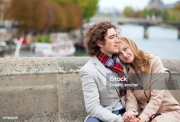 Pareja Romántica En París Con Una Fecha Foto de stock y más banco de imágenes de Abrazar - Abrazar, Adulto, Aire libre