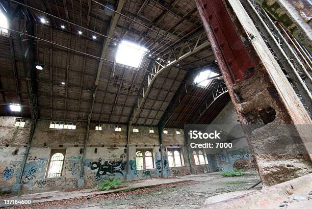 Foto de Industrial Abandonado Hall e mais fotos de stock de Abandonado - Abandonado, Antigo, Arquitetura
