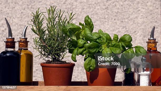 Ingredienti Alimentari - Fotografie stock e altre immagini di Aceto - Aceto, Ambientazione esterna, Basilico