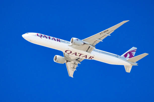 qatar airways 777 in flight - qatar airways stok fotoğraflar ve resimler