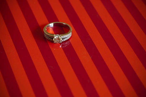 Anel de Diamante em vermelho e laranja stripy fundo - foto de acervo