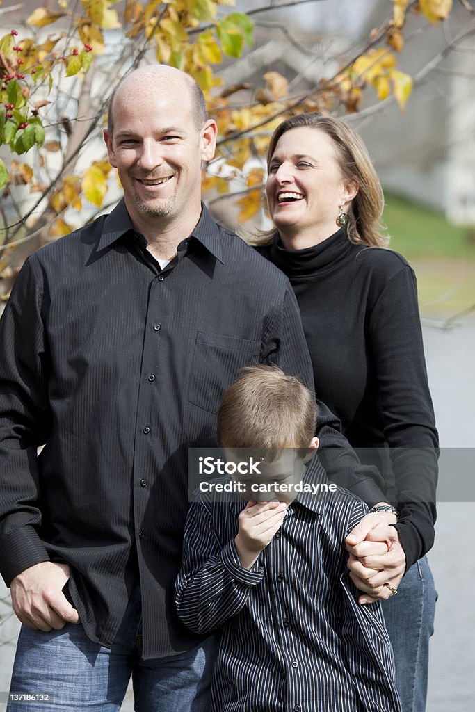 Pai, mãe e filho Retrato de família, ao ar livre no Outono, Rir - Royalty-free Família Foto de stock