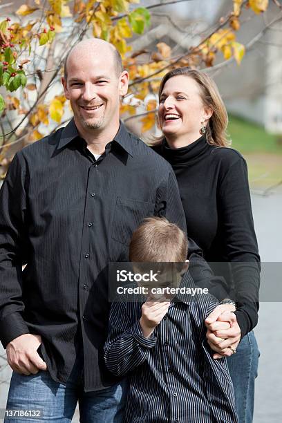 Pai Mãe E Filho Retrato De Família Ao Ar Livre No Outono Rir - Fotografias de stock e mais imagens de Família